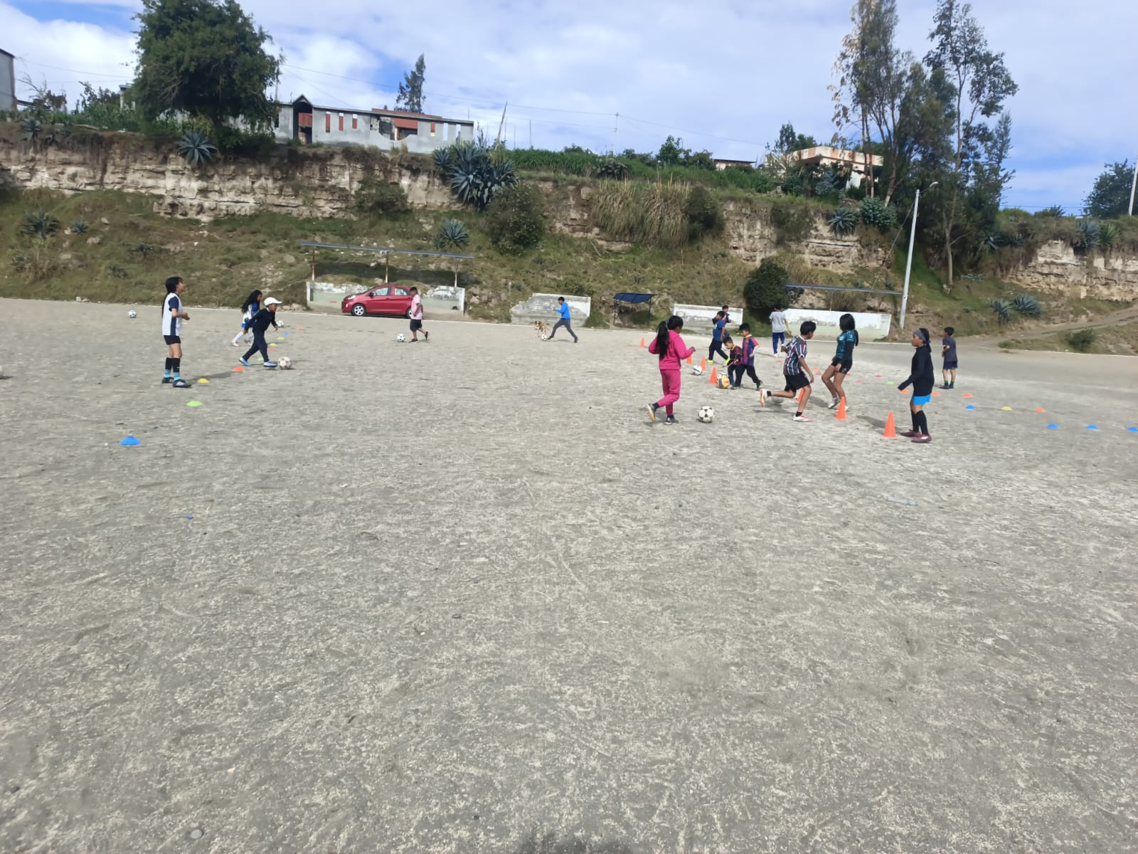 CONTINÚAN LOS TALLERES PERMANENTES DE FÚTBOL PARA NIÑOS Y JÓVENES
